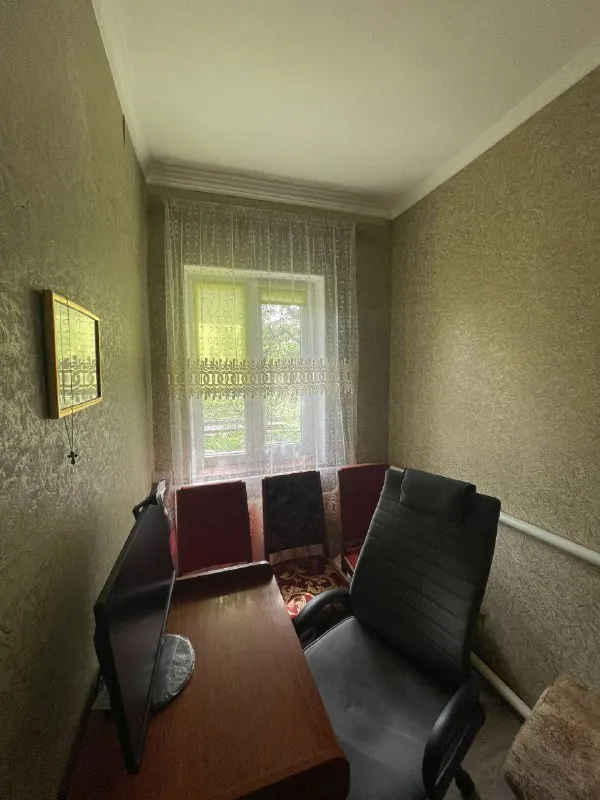 ‼️продажа дома‼️ 🏡продается газифицированный дом 🗺г. Харцызск днр ✅ориентир: трест, район 5 школы, магазин 🏡земельный участок–6 соток (приватизирован) ✅площадь дома–61 м2+ пристройка к дому–31 м2 ✅4 жилые комнаты, 2 гостинные, 2 спальни, кухня, прихожая, санузел ✅окна пластиковые, дом литой, утеплен, центральная канализация, водопровод, канализация - пластик ✅колодец двор - бетон гараж 🧾документы готовы 🔥собственник 💴цена: 7🍋400.000 рублей торг‼️ ☎️+7(949) 404-51-48 анастасия+ вацап; tелеграм 📨подписаться - фотография - 6