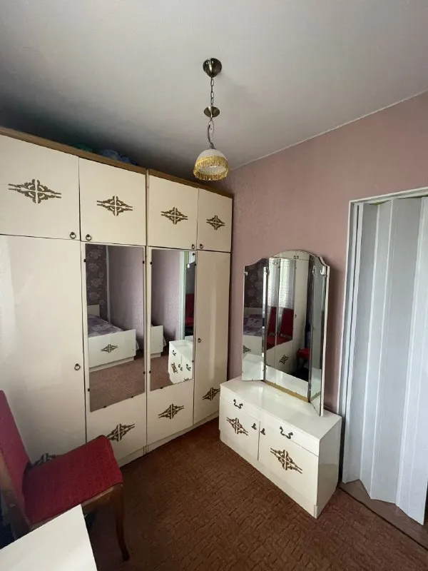 ‼️продажа дома‼️ 🏡продается газифицированный дом 🗺г. Харцызск днр ✅ориентир: трест, район 5 школы, магазин 🏡земельный участок–6 соток (приватизирован) ✅площадь дома–61 м2+ пристройка к дому–31 м2 ✅4 жилые комнаты, 2 гостинные, 2 спальни, кухня, прихожая, санузел ✅окна пластиковые, дом литой, утеплен, центральная канализация, водопровод, канализация - пластик ✅колодец двор - бетон гараж 🧾документы готовы 🔥собственник 💴цена: 7🍋400.000 рублей торг‼️ ☎️+7(949) 404-51-48 анастасия+ вацап; tелеграм 📨подписаться - фотография - 7