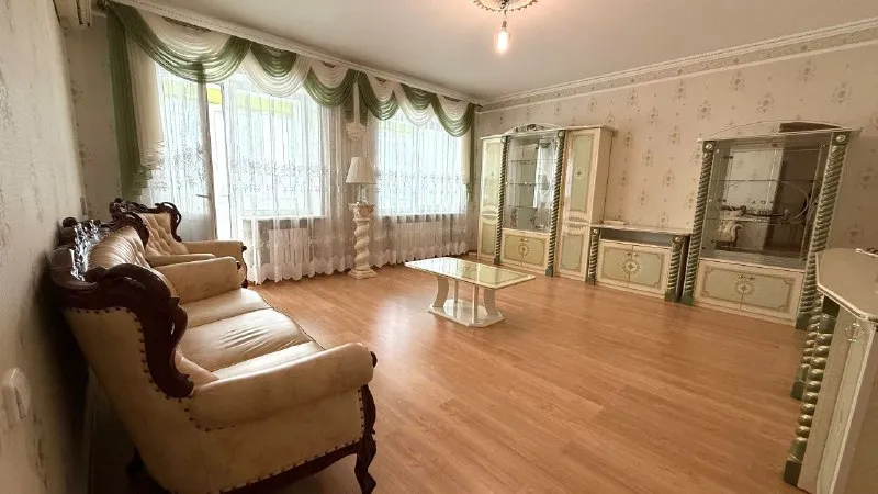 продам трехкомнатную квартиру  🌇донецк, в хорошем  кирпичном доме по улице челюскинцев, пересечение с 25 лет ркка📍  ✅ площадь квартиры 119м2   автономное отопление ✅ ремонт в классическом стиле - высокие потолки и  большие комнаты  ✅ в доме консьерж, чистота и порядок приятные соседи  ✅комфортная центральная часть города. ✅в непосредственной близости культурные, развлекательные, спортивные заведения. ✅образовательные учреждения всех уровней, 1ябольница, управление мвд и множество других ведомств. 💰цена квартиры 14.500.000 ₽ 📲☎️+79493170115 агентство недвижимости «анкор» подписаться | дать объявление - фотография - 2