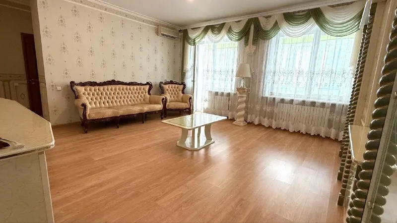 продам трехкомнатную квартиру  🌇донецк, в хорошем  кирпичном доме по улице челюскинцев, пересечение с 25 лет ркка📍  ✅ площадь квартиры 119м2   автономное отопление ✅ ремонт в классическом стиле - высокие потолки и  большие комнаты  ✅ в доме консьерж, чистота и порядок приятные соседи  ✅комфортная центральная часть города. ✅в непосредственной близости культурные, развлекательные, спортивные заведения. ✅образовательные учреждения всех уровней, 1ябольница, управление мвд и множество других ведомств. 💰цена квартиры 14.500.000 ₽ 📲☎️+79493170115 агентство недвижимости «анкор» подписаться | дать объявление - фотография - 3