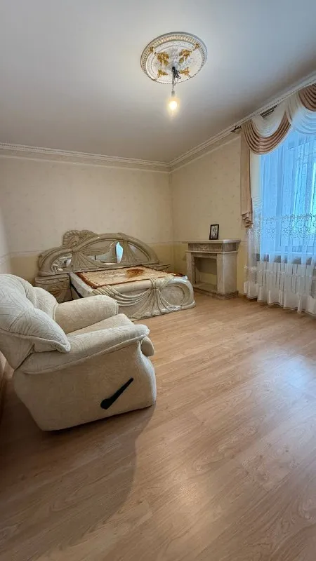 продам трехкомнатную квартиру  🌇донецк, в хорошем  кирпичном доме по улице челюскинцев, пересечение с 25 лет ркка📍  ✅ площадь квартиры 119м2   автономное отопление ✅ ремонт в классическом стиле - высокие потолки и  большие комнаты  ✅ в доме консьерж, чистота и порядок приятные соседи  ✅комфортная центральная часть города. ✅в непосредственной близости культурные, развлекательные, спортивные заведения. ✅образовательные учреждения всех уровней, 1ябольница, управление мвд и множество других ведомств. 💰цена квартиры 14.500.000 ₽ 📲☎️+79493170115 агентство недвижимости «анкор» подписаться | дать объявление - фотография - 4