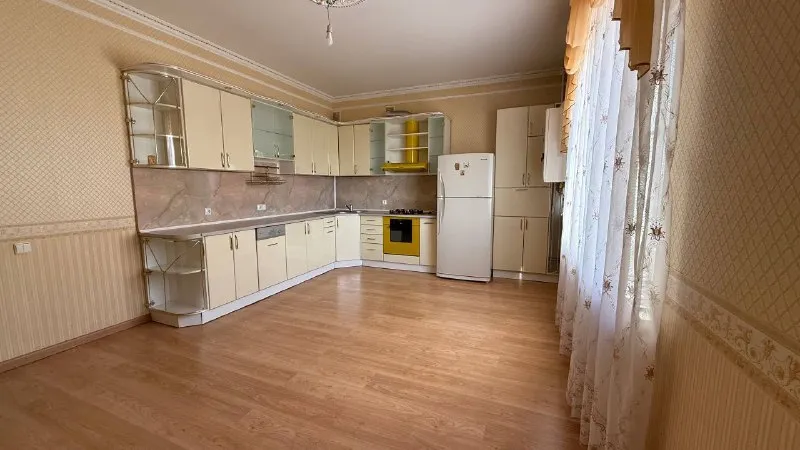 продам трехкомнатную квартиру  🌇донецк, в хорошем  кирпичном доме по улице челюскинцев, пересечение с 25 лет ркка📍  ✅ площадь квартиры 119м2   автономное отопление ✅ ремонт в классическом стиле - высокие потолки и  большие комнаты  ✅ в доме консьерж, чистота и порядок приятные соседи  ✅комфортная центральная часть города. ✅в непосредственной близости культурные, развлекательные, спортивные заведения. ✅образовательные учреждения всех уровней, 1ябольница, управление мвд и множество других ведомств. 💰цена квартиры 14.500.000 ₽ 📲☎️+79493170115 агентство недвижимости «анкор» подписаться | дать объявление - фотография - 6