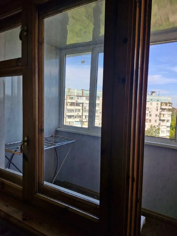 ‼️продажа! ул. артема! привокзальный‼️ продается 2ком квартира, этажность 9/9ти. площадь 48,2, жилая 30, кухня 7кв. м. большая застекленная лоджия. хорошее жилое состояние. двери и обналичка натуральное дерево, входная дверь металл, сделанная на заказ. все что в квартире остается. крыша новая. документы готовы! рядом садик, хорошая инфраструктура. цена 4,100,000р. +79493282386 ольга ан - фотография - 10