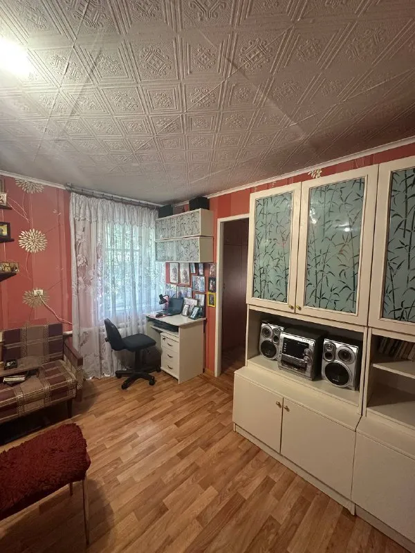 ‼️продажа дома‼️ продажа! дом, буденновский район, пересечение ул. талалихина и светлого пути. 60 кв метров, есть подвал сухой. дом газифицирован, вода есть по графику, канализация-яма. окна пластик, чистый и уютный дом. на участке есть флигель 30 кв метров. во флигеле есть кухня и санузел. очень удобно для семьи с престарелыми родителями. гараж! хозпостройки. прекрасный сад, множество плодовых деревьев, виноград( 7 видов), кустарники. документы готовы! собственник на сделке. цена 5,500,000р + возможен торг ! +79493282386 ольга ан - фотография - 4