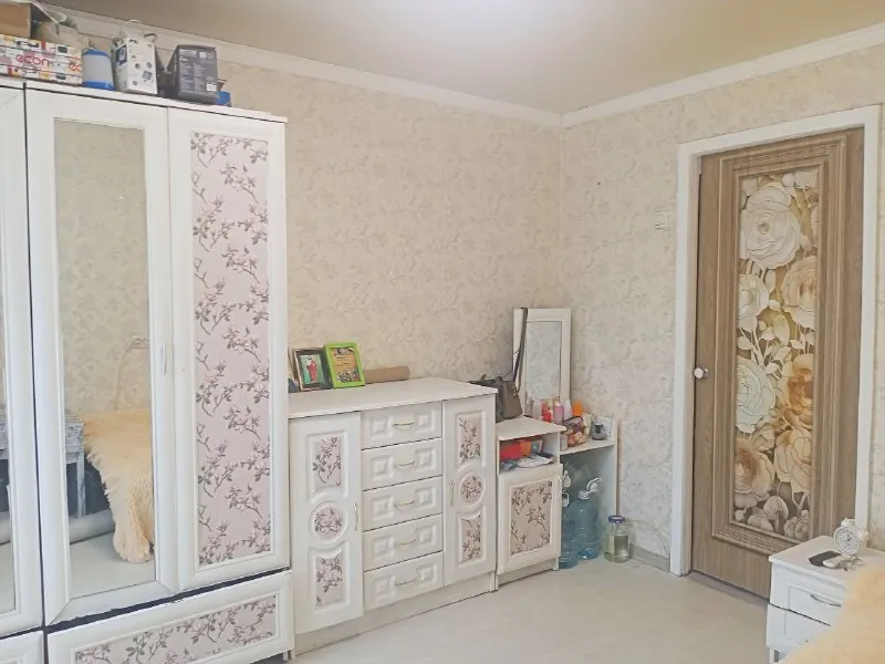 ‼️продажа квартиры‼️ 🏡продам 2-двухкомнатную квартиру от собственника г. донецк днр пролетарский район, ул. раздольная ✅общая площадь–50 м2 ✅этажность–4/5 жилого дома ✅квартира двух стороняя, не угловая, теплая ✅квартира жилая, с косметическим ремонтом, натяжные потолки во всех комнатах, окна металопластикые ✅имеются 2 большие, вместительные кладовки остаётся вся мебель и техника ✅рядом школа, поликлиника, детский сад, мфц, супермаркеты, транспортная развязка 🔥собственник 💴цена: 5🍋5 рублей ☎️+7(949) 318-03-51 недвижимость днр - фотография - 3