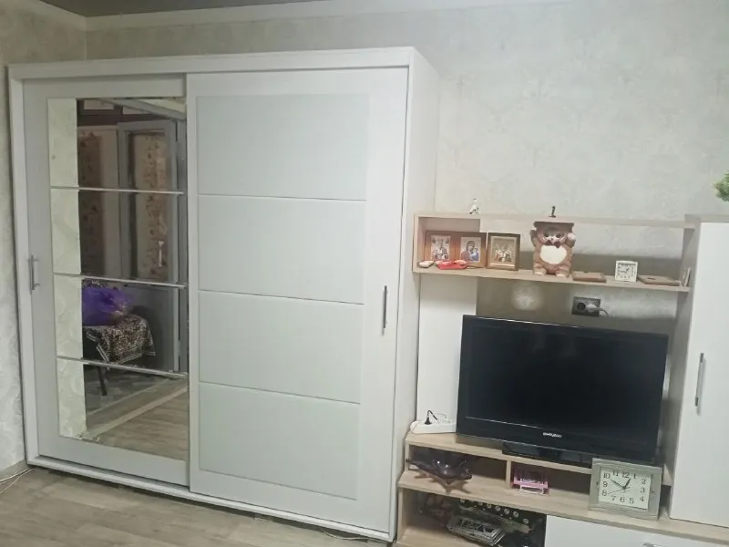 ‼️продажа квартиры‼️ 🏡продам 2-двухкомнатную квартиру от собственника г. донецк днр пролетарский район, ул. раздольная ✅общая площадь–50 м2 ✅этажность–4/5 жилого дома ✅квартира двух стороняя, не угловая, теплая ✅квартира жилая, с косметическим ремонтом, натяжные потолки во всех комнатах, окна металопластикые ✅имеются 2 большие, вместительные кладовки остаётся вся мебель и техника ✅рядом школа, поликлиника, детский сад, мфц, супермаркеты, транспортная развязка 🔥собственник 💴цена: 5🍋5 рублей ☎️+7(949) 318-03-51 недвижимость днр - фотография - 4