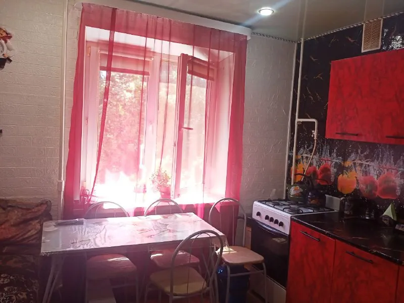 ‼️продажа квартиры‼️ 🏡продам 2-двухкомнатную квартиру от собственника г. донецк днр пролетарский район, ул. раздольная ✅общая площадь–50 м2 ✅этажность–4/5 жилого дома ✅квартира двух стороняя, не угловая, теплая ✅квартира жилая, с косметическим ремонтом, натяжные потолки во всех комнатах, окна металопластикые ✅имеются 2 большие, вместительные кладовки остаётся вся мебель и техника ✅рядом школа, поликлиника, детский сад, мфц, супермаркеты, транспортная развязка 🔥собственник 💴цена: 5🍋5 рублей ☎️+7(949) 318-03-51 недвижимость днр - фотография - 7