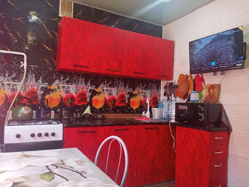 ‼️продажа квартиры‼️ 🏡продам 2-двухкомнатную квартиру от собственника г. донецк днр пролетарский район, ул. раздольная ✅общая площадь–50 м2 ✅этажность–4/5 жилого дома ✅квартира двух стороняя, не угловая, теплая ✅квартира жилая, с косметическим ремонтом, натяжные потолки во всех комнатах, окна металопластикые ✅имеются 2 большие, вместительные кладовки остаётся вся мебель и техника ✅рядом школа, поликлиника, детский сад, мфц, супермаркеты, транспортная развязка 🔥собственник 💴цена: 5🍋5 рублей ☎️+7(949) 318-03-51 недвижимость днр - фотография - 8