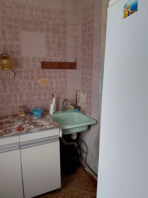 ‼️продажа квартиры‼️ 🏡продаётся 1-однокомнатная квартира г. харцызск днр верх черёмушек ул. а. чумака 50 а ✅этажность– 6/9 жилого дома ✅общая площадь–32.8 м2 ✅кухня–6.9 м2 ✅пластиковые окна, есть лоджия, кладовая, ванна и туалет совмещённый ✅квартира под ремонт прописанных и долгов нет 🧾документы готовы 🔥собственник 💴цена: 1🍋500.000 рублей ☎️ +7(949) 389-13-00 📨подписаться - фотография - 5