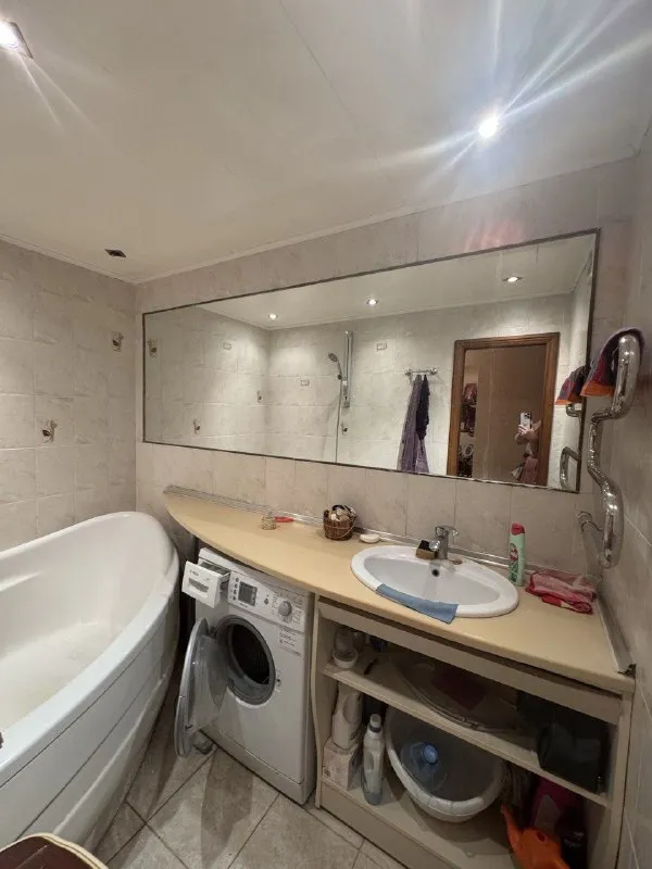 продаю 4-комнатную квартиру 🌇донецк, центр ул. артема📍 ✅квартира с ремонтом ✅панорамный вид на город. ✅площадью 97 м2 на седьмом этаже 16 этажного дома. ✅функциональная планировка включает в себя большой холл,   спальню, детскую, гостиную, кабинет и закрытую кухню. ✅большая угловая ванна. ✅📍расположена в хорошем районе в центре города.  рядом находятся школа, детские садики и магазины. 📑документы готовы к продаже, один собственник. 🔑 ключи в агентстве. 👀покажем в удобное для вас время. 💰цена 8 млн. 300 руб. 📲☎️+79499747437 цн "партнер плюс" подписаться | дать объявление - фотография - 10