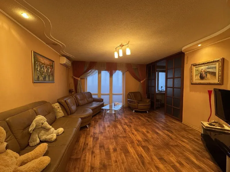 продаю 4-комнатную квартиру 🌇донецк, центр ул. артема📍 ✅квартира с ремонтом ✅панорамный вид на город. ✅площадью 97 м2 на седьмом этаже 16 этажного дома. ✅функциональная планировка включает в себя большой холл,   спальню, детскую, гостиную, кабинет и закрытую кухню. ✅большая угловая ванна. ✅📍расположена в хорошем районе в центре города.  рядом находятся школа, детские садики и магазины. 📑документы готовы к продаже, один собственник. 🔑 ключи в агентстве. 👀покажем в удобное для вас время. 💰цена 8 млн. 300 руб. 📲☎️+79499747437 цн "партнер плюс" подписаться | дать объявление - фотография - 2