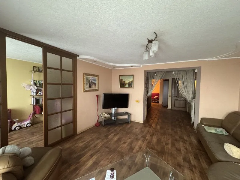 продаю 4-комнатную квартиру 🌇донецк, центр ул. артема📍 ✅квартира с ремонтом ✅панорамный вид на город. ✅площадью 97 м2 на седьмом этаже 16 этажного дома. ✅функциональная планировка включает в себя большой холл,   спальню, детскую, гостиную, кабинет и закрытую кухню. ✅большая угловая ванна. ✅📍расположена в хорошем районе в центре города.  рядом находятся школа, детские садики и магазины. 📑документы готовы к продаже, один собственник. 🔑 ключи в агентстве. 👀покажем в удобное для вас время. 💰цена 8 млн. 300 руб. 📲☎️+79499747437 цн "партнер плюс" подписаться | дать объявление - фотография - 3