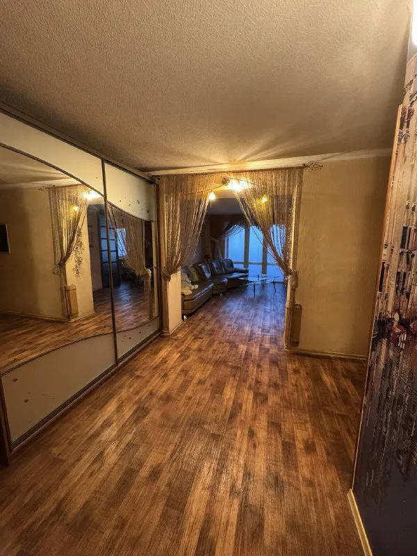 продаю 4-комнатную квартиру 🌇донецк, центр ул. артема📍 ✅квартира с ремонтом ✅панорамный вид на город. ✅площадью 97 м2 на седьмом этаже 16 этажного дома. ✅функциональная планировка включает в себя большой холл,   спальню, детскую, гостиную, кабинет и закрытую кухню. ✅большая угловая ванна. ✅📍расположена в хорошем районе в центре города.  рядом находятся школа, детские садики и магазины. 📑документы готовы к продаже, один собственник. 🔑 ключи в агентстве. 👀покажем в удобное для вас время. 💰цена 8 млн. 300 руб. 📲☎️+79499747437 цн "партнер плюс" подписаться | дать объявление - фотография - 4