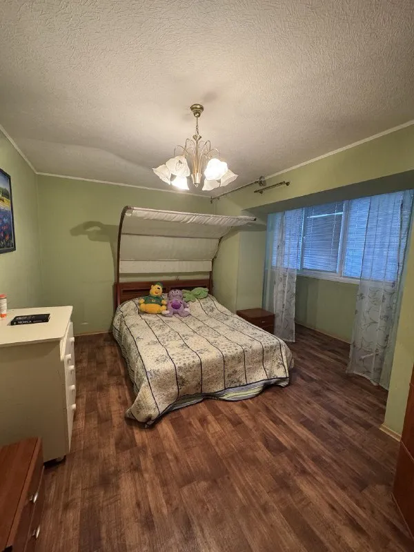 продаю 4-комнатную квартиру 🌇донецк, центр ул. артема📍 ✅квартира с ремонтом ✅панорамный вид на город. ✅площадью 97 м2 на седьмом этаже 16 этажного дома. ✅функциональная планировка включает в себя большой холл,   спальню, детскую, гостиную, кабинет и закрытую кухню. ✅большая угловая ванна. ✅📍расположена в хорошем районе в центре города.  рядом находятся школа, детские садики и магазины. 📑документы готовы к продаже, один собственник. 🔑 ключи в агентстве. 👀покажем в удобное для вас время. 💰цена 8 млн. 300 руб. 📲☎️+79499747437 цн "партнер плюс" подписаться | дать объявление - фотография - 5