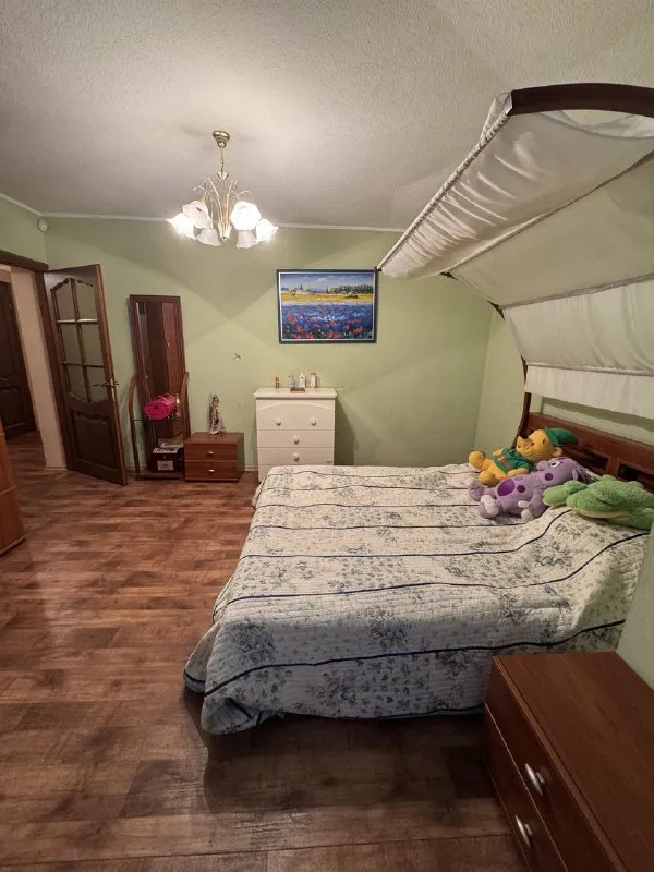 продаю 4-комнатную квартиру 🌇донецк, центр ул. артема📍 ✅квартира с ремонтом ✅панорамный вид на город. ✅площадью 97 м2 на седьмом этаже 16 этажного дома. ✅функциональная планировка включает в себя большой холл,   спальню, детскую, гостиную, кабинет и закрытую кухню. ✅большая угловая ванна. ✅📍расположена в хорошем районе в центре города.  рядом находятся школа, детские садики и магазины. 📑документы готовы к продаже, один собственник. 🔑 ключи в агентстве. 👀покажем в удобное для вас время. 💰цена 8 млн. 300 руб. 📲☎️+79499747437 цн "партнер плюс" подписаться | дать объявление - фотография - 6