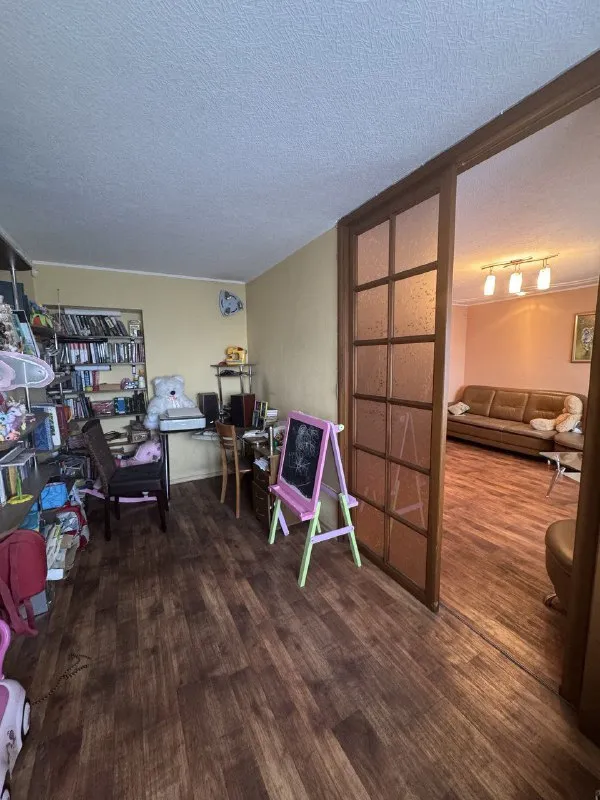 продаю 4-комнатную квартиру 🌇донецк, центр ул. артема📍 ✅квартира с ремонтом ✅панорамный вид на город. ✅площадью 97 м2 на седьмом этаже 16 этажного дома. ✅функциональная планировка включает в себя большой холл,   спальню, детскую, гостиную, кабинет и закрытую кухню. ✅большая угловая ванна. ✅📍расположена в хорошем районе в центре города.  рядом находятся школа, детские садики и магазины. 📑документы готовы к продаже, один собственник. 🔑 ключи в агентстве. 👀покажем в удобное для вас время. 💰цена 8 млн. 300 руб. 📲☎️+79499747437 цн "партнер плюс" подписаться | дать объявление - фотография - 7