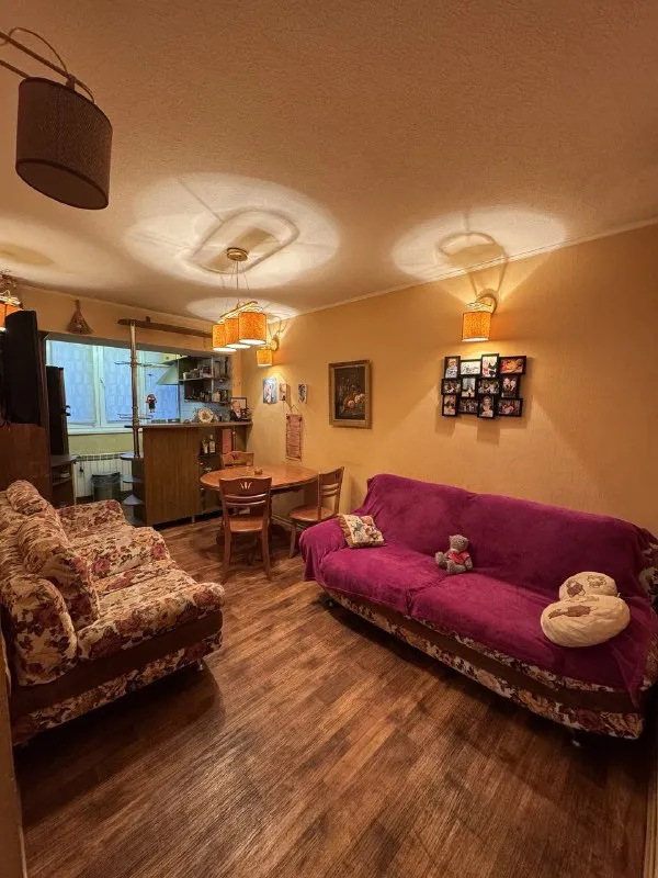 продаю 4-комнатную квартиру 🌇донецк, центр ул. артема📍 ✅квартира с ремонтом ✅панорамный вид на город. ✅площадью 97 м2 на седьмом этаже 16 этажного дома. ✅функциональная планировка включает в себя большой холл,   спальню, детскую, гостиную, кабинет и закрытую кухню. ✅большая угловая ванна. ✅📍расположена в хорошем районе в центре города.  рядом находятся школа, детские садики и магазины. 📑документы готовы к продаже, один собственник. 🔑 ключи в агентстве. 👀покажем в удобное для вас время. 💰цена 8 млн. 300 руб. 📲☎️+79499747437 цн "партнер плюс" подписаться | дать объявление - фотография - 8