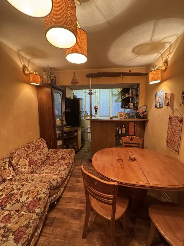 продаю 4-комнатную квартиру 🌇донецк, центр ул. артема📍 ✅квартира с ремонтом ✅панорамный вид на город. ✅площадью 97 м2 на седьмом этаже 16 этажного дома. ✅функциональная планировка включает в себя большой холл,   спальню, детскую, гостиную, кабинет и закрытую кухню. ✅большая угловая ванна. ✅📍расположена в хорошем районе в центре города.  рядом находятся школа, детские садики и магазины. 📑документы готовы к продаже, один собственник. 🔑 ключи в агентстве. 👀покажем в удобное для вас время. 💰цена 8 млн. 300 руб. 📲☎️+79499747437 цн "партнер плюс" подписаться | дать объявление - фотография - 9