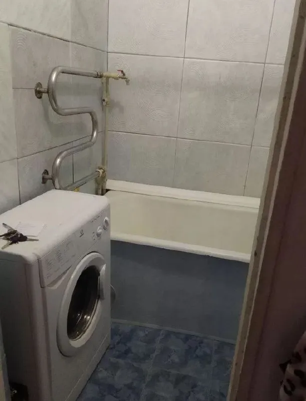 ‼️аренда квартиры‼️ 🔑аренда однокомнатной квартиры. 🌎город: донецк днр 🏙️район: киевский 📍ул часов-ярская, 33. ✅этажность–4/4 жилого дома. 💬сдается ком квартира по ул часов-ярская, 33. ✅в квартире 2 дивана, шкаф, стол, бойлер, ✅холодильник, чайник, стиральная машинка автомат, электроплита. ✅есть балкон. 🔥собственник. 💳цена: 18.000₽+коммунальные услуги. при заселении оплата за первый и последний месяц и залог 10 000 (возвращаем при выселении). ☎️подробности по тел; ☎️+89046729991 📲tg: марина 📨подписаться - фотография - 3