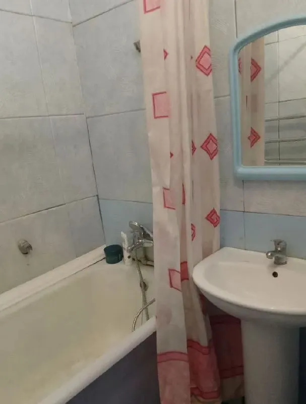 ‼️аренда квартиры‼️ 🔑аренда однокомнатной квартиры. 🌎город: донецк днр 🏙️район: киевский 📍ул часов-ярская, 33. ✅этажность–4/4 жилого дома. 💬сдается ком квартира по ул часов-ярская, 33. ✅в квартире 2 дивана, шкаф, стол, бойлер, ✅холодильник, чайник, стиральная машинка автомат, электроплита. ✅есть балкон. 🔥собственник. 💳цена: 18.000₽+коммунальные услуги. при заселении оплата за первый и последний месяц и залог 10 000 (возвращаем при выселении). ☎️подробности по тел; ☎️+89046729991 📲tg: марина 📨подписаться - фотография - 4