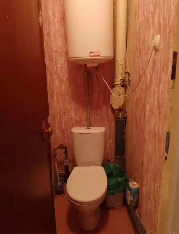 ‼️аренда квартиры‼️ 🔑аренда однокомнатной квартиры. 🌎город: донецк днр 🏙️район: киевский 📍ул часов-ярская, 33. ✅этажность–4/4 жилого дома. 💬сдается ком квартира по ул часов-ярская, 33. ✅в квартире 2 дивана, шкаф, стол, бойлер, ✅холодильник, чайник, стиральная машинка автомат, электроплита. ✅есть балкон. 🔥собственник. 💳цена: 18.000₽+коммунальные услуги. при заселении оплата за первый и последний месяц и залог 10 000 (возвращаем при выселении). ☎️подробности по тел; ☎️+89046729991 📲tg: марина 📨подписаться - фотография - 8