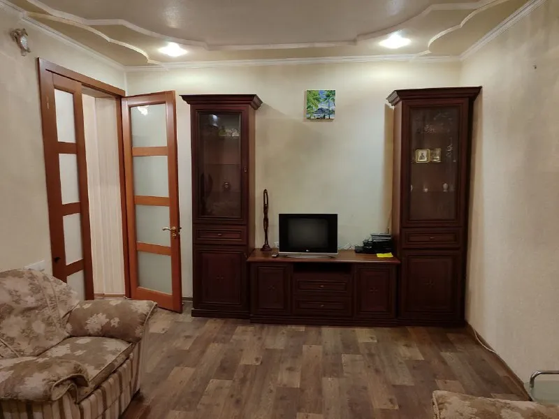 аренда 2х комнатной квартиры (комнаты раздельные) на ул. овнатаняна. 3/3х этажного, дом кирпичный. газовая колонка, стиральная машинка автомат, холодильник. рядом - поликлиника/пед. колледж/парк гулливер/торговый техникум/мед. колледж/дет. сады/школы/супер. маркеты/бары, рестораны и т. д. цена 27 000руб. + залог + комиссия. ан анна +7 949 470 04 83 (феникс), +7 949 796 89 69 (миранда). - фотография - 2