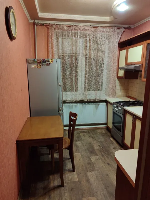 аренда 2х комнатной квартиры (комнаты раздельные) на ул. овнатаняна. 3/3х этажного, дом кирпичный. газовая колонка, стиральная машинка автомат, холодильник. рядом - поликлиника/пед. колледж/парк гулливер/торговый техникум/мед. колледж/дет. сады/школы/супер. маркеты/бары, рестораны и т. д. цена 27 000руб. + залог + комиссия. ан анна +7 949 470 04 83 (феникс), +7 949 796 89 69 (миранда). - фотография - 3