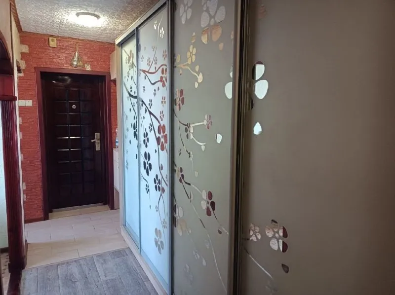 ‼️продажа квартиры‼️ 🏡продажа 3-трехкомнатная квартира г. харцызск днр мкр-н черемушки ✅этажность–8/10 жилого дома ✅общая площадь–62.9 м2 ✅в квартире деревянные межкомнатные двери, пластиковые окна, два балкона (один застекленный) ✅мебель, вся что на фото продаётся вместе с квартирой ✅кухня встроенная, есть ниша под стиральную машину в кухне, также большой и вместительный шкаф купе 🔥собственник 💴цена: 3🍋550.000 рублей 📲звонить по номеру; ☎️+7(949) 483-29-15 сергей 📨подписаться - фотография - 2