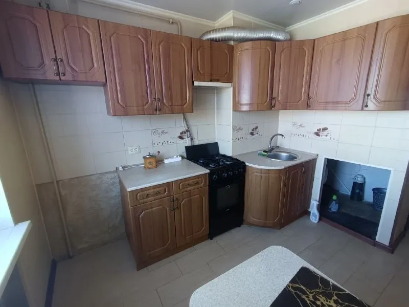 ‼️продажа квартиры‼️ 🏡продажа 3-трехкомнатная квартира г. харцызск днр мкр-н черемушки ✅этажность–8/10 жилого дома ✅общая площадь–62.9 м2 ✅в квартире деревянные межкомнатные двери, пластиковые окна, два балкона (один застекленный) ✅мебель, вся что на фото продаётся вместе с квартирой ✅кухня встроенная, есть ниша под стиральную машину в кухне, также большой и вместительный шкаф купе 🔥собственник 💴цена: 3🍋550.000 рублей 📲звонить по номеру; ☎️+7(949) 483-29-15 сергей 📨подписаться - фотография - 4