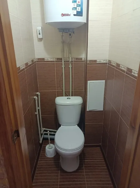 ‼️продажа квартиры‼️ 🏡продажа 3-трехкомнатная квартира г. харцызск днр мкр-н черемушки ✅этажность–8/10 жилого дома ✅общая площадь–62.9 м2 ✅в квартире деревянные межкомнатные двери, пластиковые окна, два балкона (один застекленный) ✅мебель, вся что на фото продаётся вместе с квартирой ✅кухня встроенная, есть ниша под стиральную машину в кухне, также большой и вместительный шкаф купе 🔥собственник 💴цена: 3🍋550.000 рублей 📲звонить по номеру; ☎️+7(949) 483-29-15 сергей 📨подписаться - фотография - 5