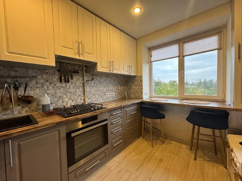 срочная продажа, уютной двухкомнатной квартира 🌇донецк, пересечение ул. университетской / пр. панфилова, ориентир универсам "украина"📍 📑документы готовы к сделке собственник в городе 📍отличное расположение ✅квартира после ремонта, отличное состояние ✅заменены все коммуникации ✅новая проводка, бойлер ✅6/9 этаж кирпичный дом - фотография - 7