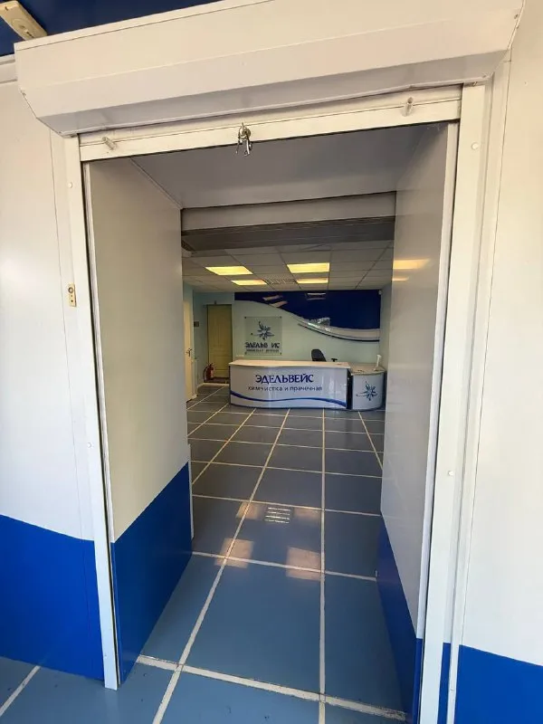 продажа коммерческого помещения по фасаду - пункт химчистки edelweiss 🌇донецк, киевский р-н, 1-я линия, ул. университетская, шахтерская площадь. 📍 ✅площадь 34м2 ✅собственный вход ✅автоматические ролеты ✅система безопасности ✅бронированное остекление ✅ - фотография - 2