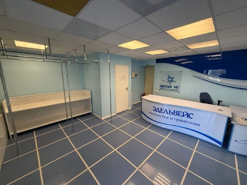 продажа коммерческого помещения по фасаду - пункт химчистки edelweiss 🌇донецк, киевский р-н, 1-я линия, ул. университетская, шахтерская площадь. 📍 ✅площадь 34м2 ✅собственный вход ✅автоматические ролеты ✅система безопасности ✅бронированное остекление ✅ - фотография - 3