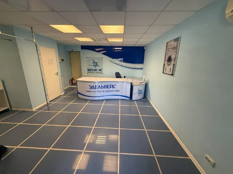 продажа коммерческого помещения по фасаду - пункт химчистки edelweiss 🌇донецк, киевский р-н, 1-я линия, ул. университетская, шахтерская площадь. 📍 ✅площадь 34м2 ✅собственный вход ✅автоматические ролеты ✅система безопасности ✅бронированное остекление ✅ - фотография - 4