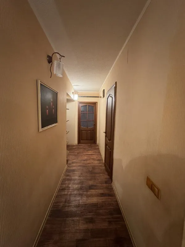 продаю 4х-комнатную квартиру 🌇донецк, центр ул. артема📍 ✅квартира с ремонтом ✅панорамный вид на город. ✅площадью 97 м2 на седьмом этаже 16 этажного дома. ✅функциональная планировка включает в себя большой холл,   спальню, детскую, гостиную, кабинет и закрытую кухню. ✅большая угловая ванна. ✅ - фотография - 4