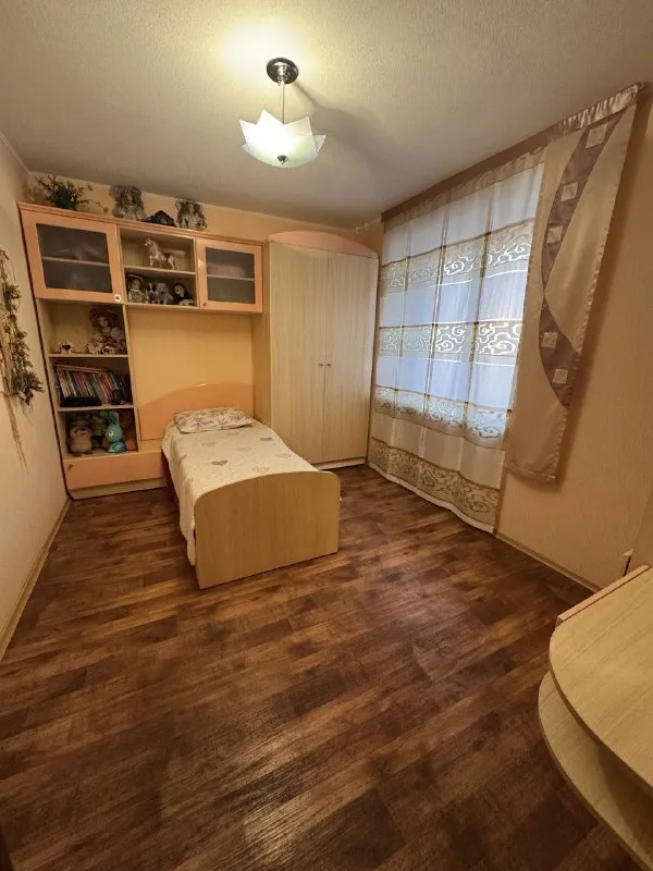 продаю 4х-комнатную квартиру 🌇донецк, центр ул. артема📍 ✅квартира с ремонтом ✅панорамный вид на город. ✅площадью 97 м2 на седьмом этаже 16 этажного дома. ✅функциональная планировка включает в себя большой холл,   спальню, детскую, гостиную, кабинет и закрытую кухню. ✅большая угловая ванна. ✅ - фотография - 5