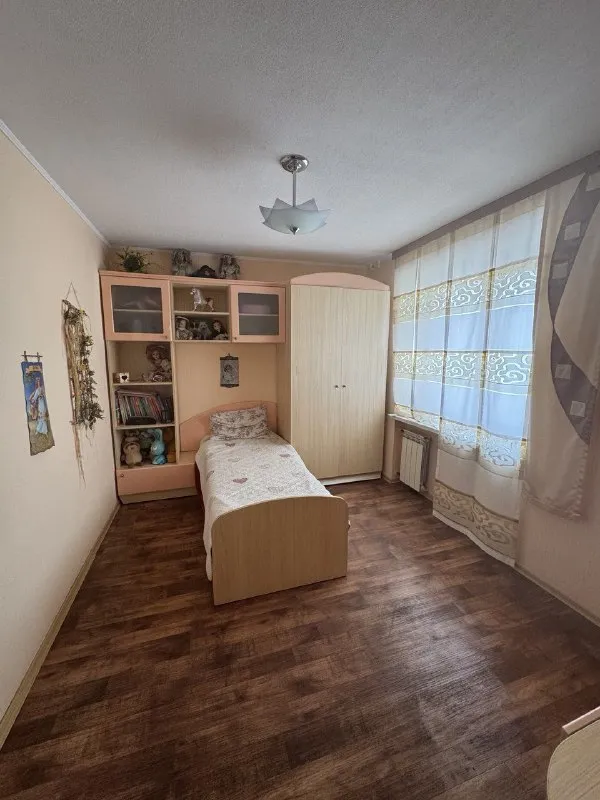 продаю 4х-комнатную квартиру 🌇донецк, центр ул. артема📍 ✅квартира с ремонтом ✅панорамный вид на город. ✅площадью 97 м2 на седьмом этаже 16 этажного дома. ✅функциональная планировка включает в себя большой холл,   спальню, детскую, гостиную, кабинет и закрытую кухню. ✅большая угловая ванна. ✅ - фотография - 6