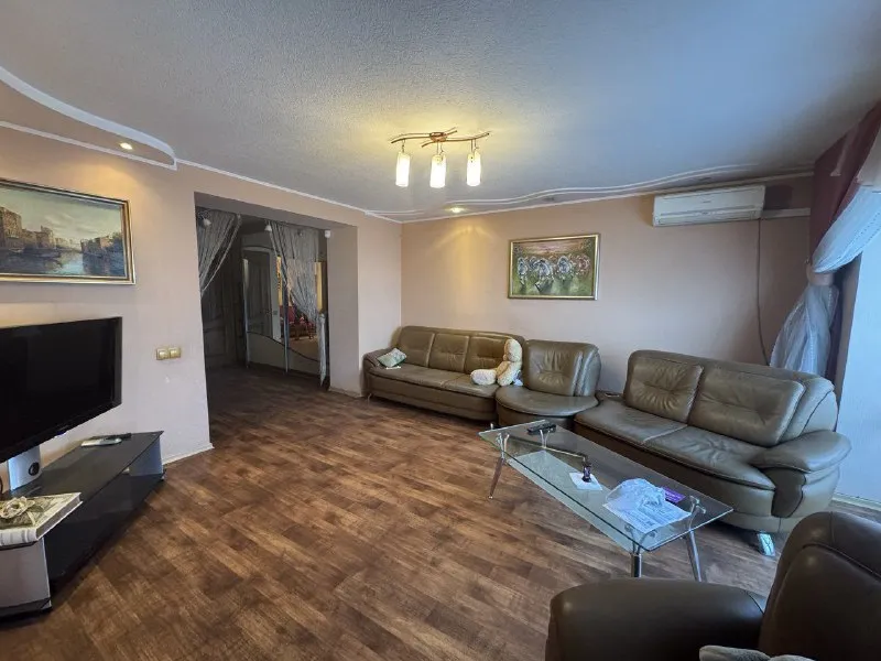 продаю 4х-комнатную квартиру 🌇донецк, центр ул. артема📍 ✅квартира с ремонтом ✅панорамный вид на город. ✅площадью 97 м2 на седьмом этаже 16 этажного дома. ✅функциональная планировка включает в себя большой холл,   спальню, детскую, гостиную, кабинет и закрытую кухню. ✅большая угловая ванна. ✅ - фотография - 7