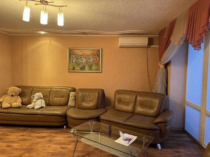 продаю 4х-комнатную квартиру 🌇донецк, центр ул. артема📍 ✅квартира с ремонтом ✅панорамный вид на город. ✅площадью 97 м2 на седьмом этаже 16 этажного дома. ✅функциональная планировка включает в себя большой холл,   спальню, детскую, гостиную, кабинет и закрытую кухню. ✅большая угловая ванна. ✅ - фотография - 8