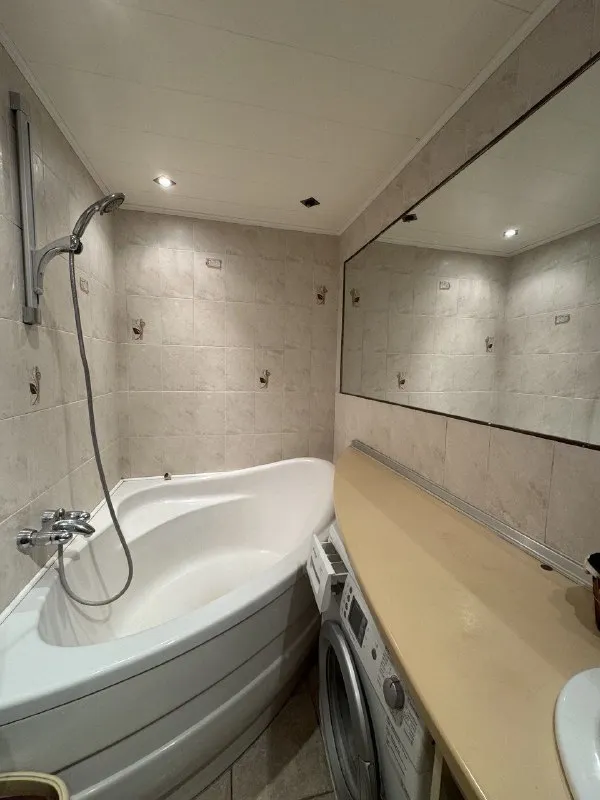 продаю 4х-комнатную квартиру 🌇донецк, центр ул. артема📍 ✅квартира с ремонтом ✅панорамный вид на город. ✅площадью 97 м2 на седьмом этаже 16 этажного дома. ✅функциональная планировка включает в себя большой холл,   спальню, детскую, гостиную, кабинет и закрытую кухню. ✅большая угловая ванна. ✅ - фотография - 9