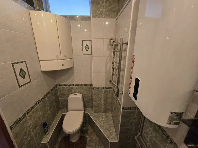 аренда двухкомнатной квартиры 🌇донецк, в микрорайоне широкий, ул. максима козыря📍 💦вода горячая и холодная ✅общей площадью 50 м2. ✅на 4 этаже 9-этажного дома. ✅в квартире выполнен свежий ремонт, она полностью готова к заселению. 👍здесь есть всё необходимое для комфортной жизни: бойлер 80л, кондиционер, холодильник, стиральная машина, два телевизора, пылесос, сушилка и другие бытовые приборы. ✅одно из преимуществ квартиры — прекрасный вид на природу. это идеальное место для тех, кто ценит комфорт, уют и спокойствие. 💰цена 40000 ₽ + залог+ комиссия агентства, оплата только по факту заселения 📲☎️+79493523316 подписаться | дать объявление - фотография - 10