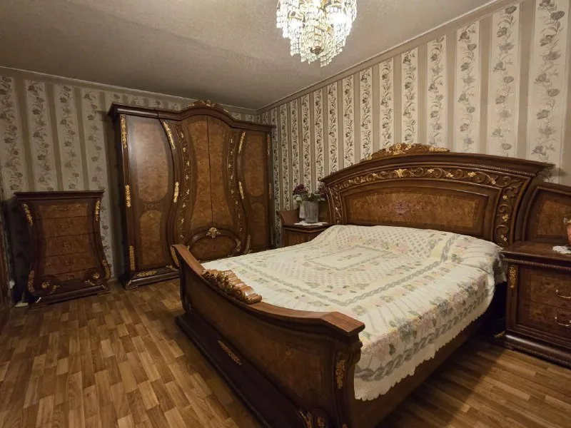 аренда двухкомнатной квартиры 🌇донецк, в микрорайоне широкий, ул. максима козыря📍 💦вода горячая и холодная ✅общей площадью 50 м2. ✅на 4 этаже 9-этажного дома. ✅в квартире выполнен свежий ремонт, она полностью готова к заселению. 👍здесь есть всё необходимое для комфортной жизни: бойлер 80л, кондиционер, холодильник, стиральная машина, два телевизора, пылесос, сушилка и другие бытовые приборы. ✅одно из преимуществ квартиры — прекрасный вид на природу. это идеальное место для тех, кто ценит комфорт, уют и спокойствие. 💰цена 40000 ₽ + залог+ комиссия агентства, оплата только по факту заселения 📲☎️+79493523316 подписаться | дать объявление - фотография - 3