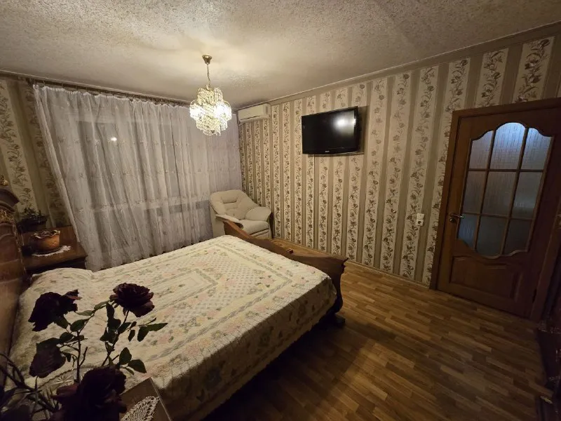 аренда двухкомнатной квартиры 🌇донецк, в микрорайоне широкий, ул. максима козыря📍 💦вода горячая и холодная ✅общей площадью 50 м2. ✅на 4 этаже 9-этажного дома. ✅в квартире выполнен свежий ремонт, она полностью готова к заселению. 👍здесь есть всё необходимое для комфортной жизни: бойлер 80л, кондиционер, холодильник, стиральная машина, два телевизора, пылесос, сушилка и другие бытовые приборы. ✅одно из преимуществ квартиры — прекрасный вид на природу. это идеальное место для тех, кто ценит комфорт, уют и спокойствие. 💰цена 40000 ₽ + залог+ комиссия агентства, оплата только по факту заселения 📲☎️+79493523316 подписаться | дать объявление - фотография - 4