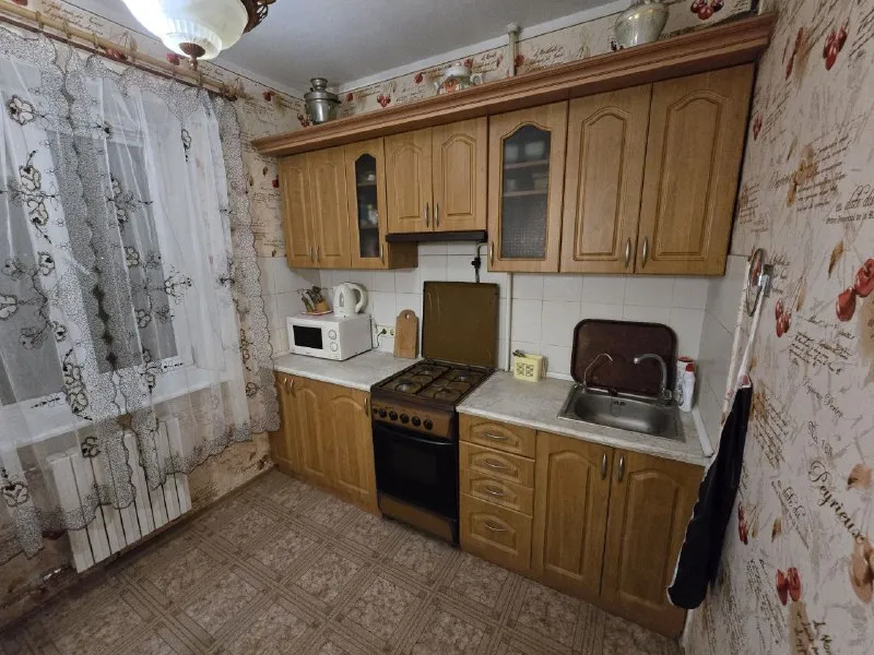 аренда двухкомнатной квартиры 🌇донецк, в микрорайоне широкий, ул. максима козыря📍 💦вода горячая и холодная ✅общей площадью 50 м2. ✅на 4 этаже 9-этажного дома. ✅в квартире выполнен свежий ремонт, она полностью готова к заселению. 👍здесь есть всё необходимое для комфортной жизни: бойлер 80л, кондиционер, холодильник, стиральная машина, два телевизора, пылесос, сушилка и другие бытовые приборы. ✅одно из преимуществ квартиры — прекрасный вид на природу. это идеальное место для тех, кто ценит комфорт, уют и спокойствие. 💰цена 40000 ₽ + залог+ комиссия агентства, оплата только по факту заселения 📲☎️+79493523316 подписаться | дать объявление - фотография - 8