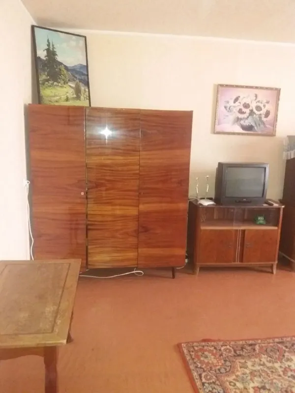 продам двухкомнатную квартиру 🌇в городе макеевка, мкрн калининский, д. 16📍 ✅площадь квартиры 48,4 📍рядом с домом: детская поликлиника, почта банк, детский развивающий центр, библиотека, продуктовый магазин, суши бар, пункт выдачи оzоn ✅в шаговой доступности садик, школа, супермаркет, магазины, остановка общественного транспорта. удобная транспортная развязка, до центра донецка 20 минут на машине. ❗️один собственник, документы готовы. никто не прописан. без обременений. 🎁мебель и техника остаются. кухня остаётся. 💰цена 3 650 000 ₽ 📲☎️+79304196269 альбина 📲☎️+79493328165 ирина подписаться | дать объявление - фотография - 2