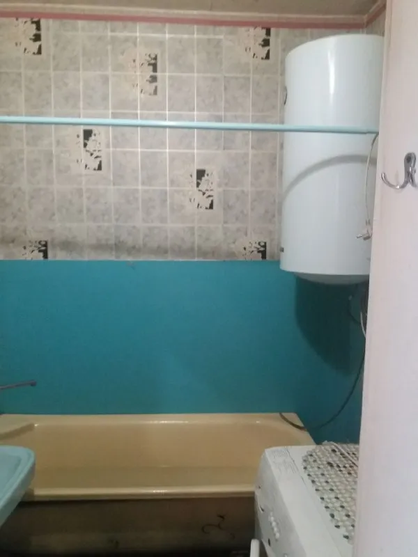 продам двухкомнатную квартиру 🌇в городе макеевка, мкрн калининский, д. 16📍 ✅площадь квартиры 48,4 📍рядом с домом: детская поликлиника, почта банк, детский развивающий центр, библиотека, продуктовый магазин, суши бар, пункт выдачи оzоn ✅в шаговой доступности садик, школа, супермаркет, магазины, остановка общественного транспорта. удобная транспортная развязка, до центра донецка 20 минут на машине. ❗️один собственник, документы готовы. никто не прописан. без обременений. 🎁мебель и техника остаются. кухня остаётся. 💰цена 3 650 000 ₽ 📲☎️+79304196269 альбина 📲☎️+79493328165 ирина подписаться | дать объявление - фотография - 5