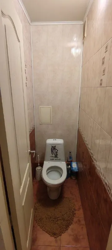 продам 3х комнатную квартиру от собственника на 2 этаже пятиэтажного дома в киевском районе (пр. партизанский). рядом с домом есть школа, детский сад, супермаркет и автобусная остановка. общая площадь 61.8 кв. м. все комнаты раздельные, имеется лоджия и балкон. в квартире остаётся вся мебель (диван и два кресла по договоренности). вода идет по графику. прописанных нет. стоимость: 6 000 000 тыс. руб. 89281856016 (телеграмм, ватсап) агенства недвижимости просьба не беспокоить. - фотография - 10