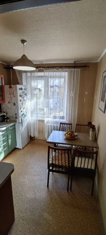 продам 3х комнатную квартиру от собственника на 2 этаже пятиэтажного дома в киевском районе (пр. партизанский). рядом с домом есть школа, детский сад, супермаркет и автобусная остановка. общая площадь 61.8 кв. м. все комнаты раздельные, имеется лоджия и балкон. в квартире остаётся вся мебель (диван и два кресла по договоренности). вода идет по графику. прописанных нет. стоимость: 6 000 000 тыс. руб. 89281856016 (телеграмм, ватсап) агенства недвижимости просьба не беспокоить. - фотография - 2