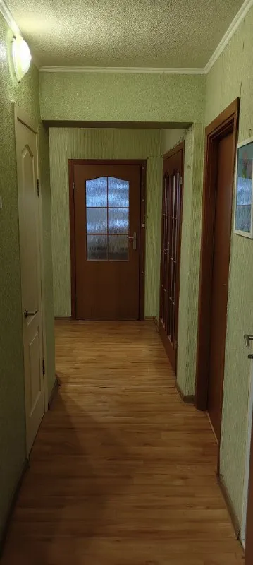 продам 3х комнатную квартиру от собственника на 2 этаже пятиэтажного дома в киевском районе (пр. партизанский). рядом с домом есть школа, детский сад, супермаркет и автобусная остановка. общая площадь 61.8 кв. м. все комнаты раздельные, имеется лоджия и балкон. в квартире остаётся вся мебель (диван и два кресла по договоренности). вода идет по графику. прописанных нет. стоимость: 6 000 000 тыс. руб. 89281856016 (телеграмм, ватсап) агенства недвижимости просьба не беспокоить. - фотография - 6