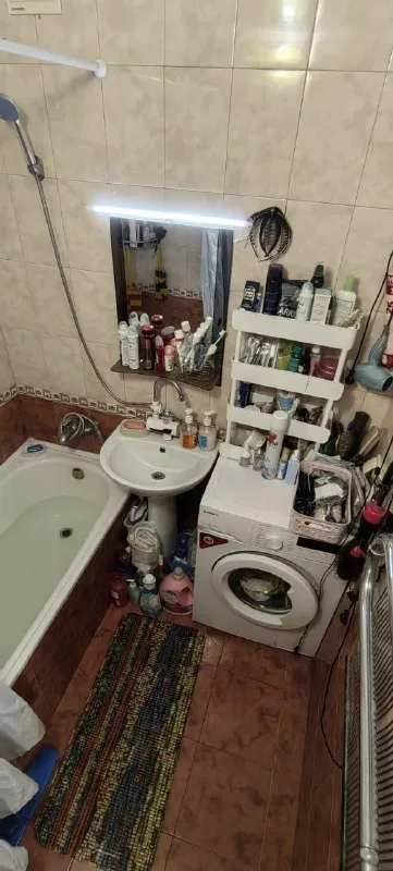 продам 3х комнатную квартиру от собственника на 2 этаже пятиэтажного дома в киевском районе (пр. партизанский). рядом с домом есть школа, детский сад, супермаркет и автобусная остановка. общая площадь 61.8 кв. м. все комнаты раздельные, имеется лоджия и балкон. в квартире остаётся вся мебель (диван и два кресла по договоренности). вода идет по графику. прописанных нет. стоимость: 6 000 000 тыс. руб. 89281856016 (телеграмм, ватсап) агенства недвижимости просьба не беспокоить. - фотография - 9